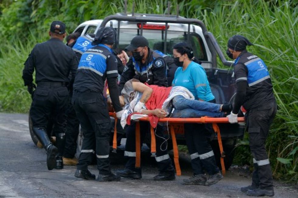 Un recluso herido es transportado de un camión a una ambulancia después de un motín, afuera de la prisión de Bella Vista en Santo Domingo de los Tsachilas, Ecuador.