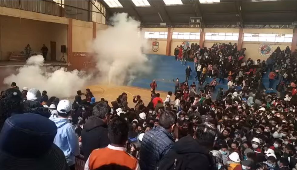 Universitarios entraron en pánico tras la denotación de gas lacrimógeno en el interio del colideo de la UATF.