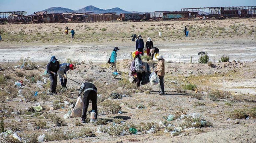 INICIATIVA. Alexis Dessard durante la campaña de limpieza en los ferrocarriles de Uyuni, en 2021.