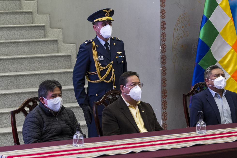 El vicepresidente David Choquehuanca (i), el presidente Luis Arce (c) y el canciller Rogelio Mayta en el acto de lanzamiento,