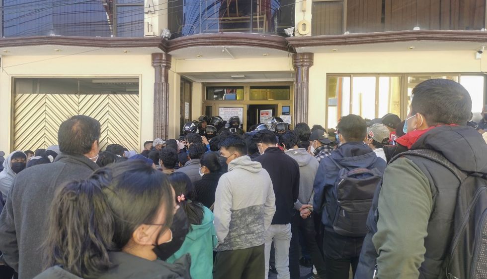 Padres de familia de estudiantes heridos en la avalancha en puertas del Seguro Universitario de Potosí.