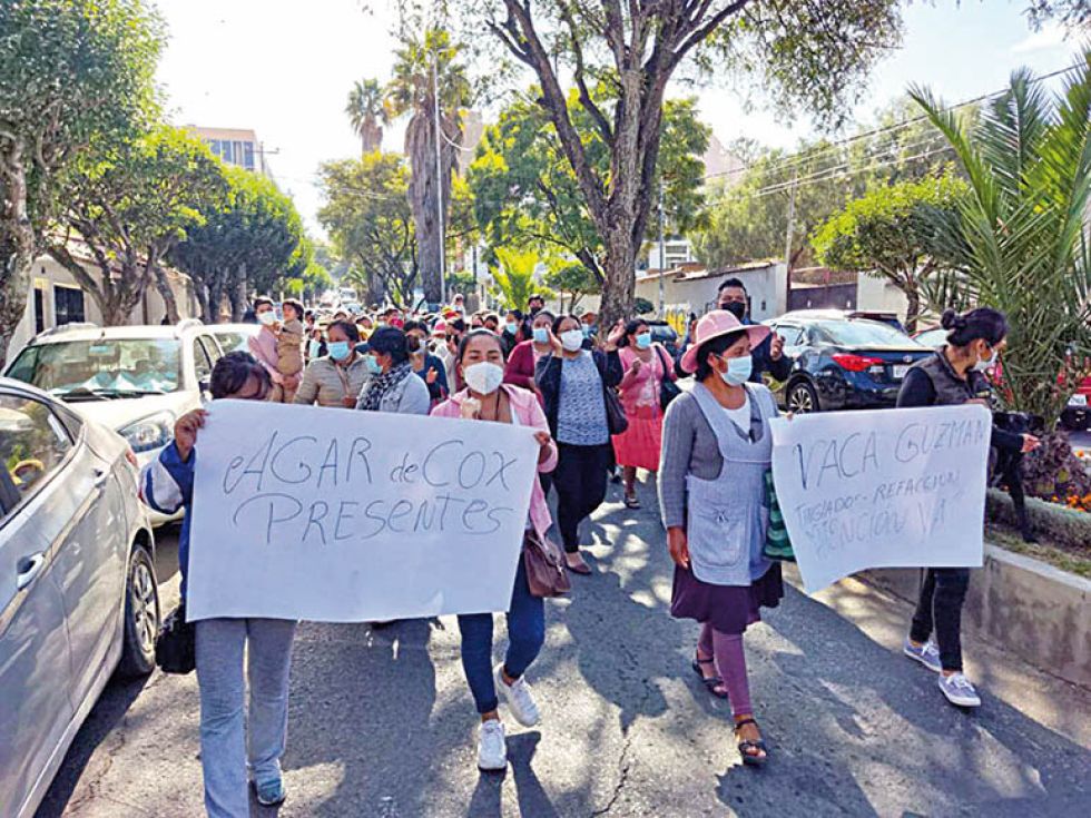 PROTESTA. La marcha protagonizada ayer por los padres de familia del ambos kinderes.