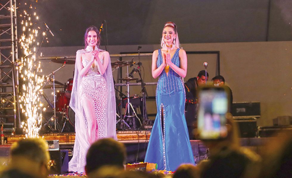 SOBERANAS. Natalia Rocha (der.) y Fátima Villarroel, fueron elegidas como Miss y Señorita Fexpo respectivamente, anoche.