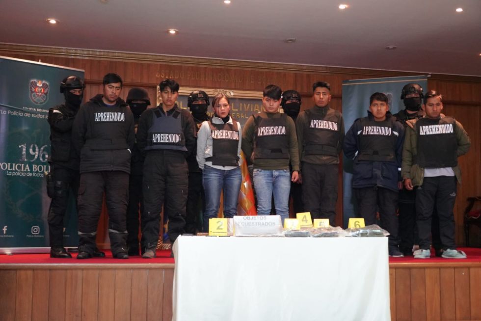 Los siete aprehendidos por el robo a una empresa de chocolate en La Paz.