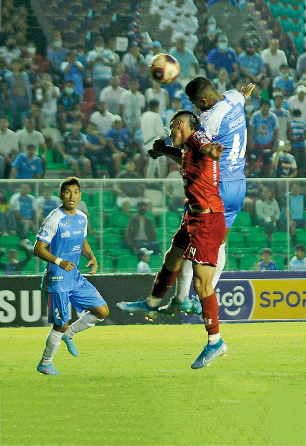 El albirrojo Diago Giménez salta por el balón junto al académico Darlan Noronha en el partido jugado anoche.