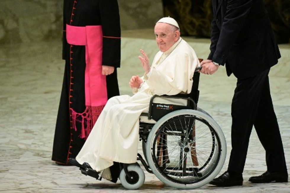 El Papa Francisco, sentado en una silla de ruedas después de un tratamiento en la rodilla.