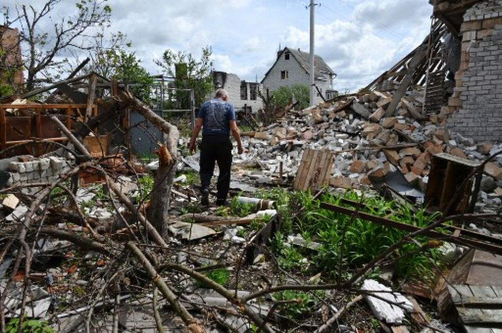 Un hombre camina por una calle de la destruida ciudad ucraniana de Kharkov, blanco de bombardeos rusos.