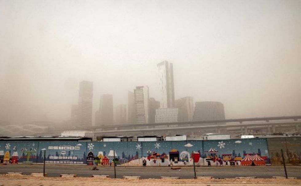 Vista de la estación de monorriel y el horizonte del Distrito Financiero Rey Abdullah en el área de Aqeeq de la capital de Arabia Saudita.