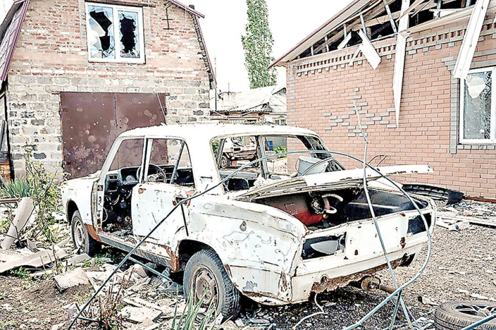 DAÑOS. Un automóvil destruido yace sobre una calle de Severonetsk, en la región del Donbás, escenario de la guerra en Ucrania.