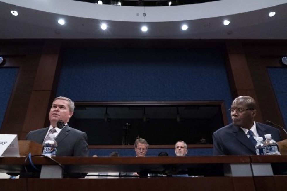 El Subsecretario de Defensa para Inteligencia y Seguridad, Ronald S. Moultrie, y el Director Adjunto de Inteligencia Naval, Scott W. Bray, en el Capitolio.