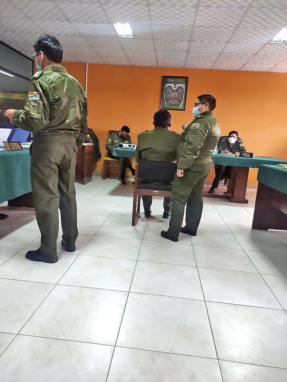 PROCESADOS. Uno de los policías en la audiencia de juicio en la EPI de Patacón.