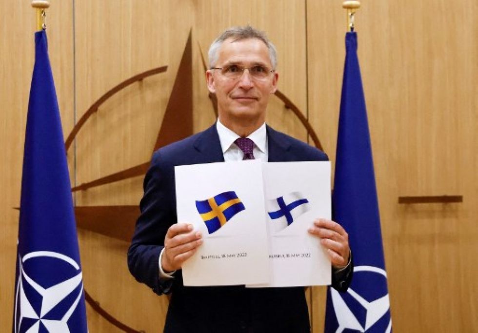 El Secretario General de la OTAN, Jens Stoltenberg, con los documentos de solicitud presentados por los embajadores de Finlandia y Suecia en la OTAN.