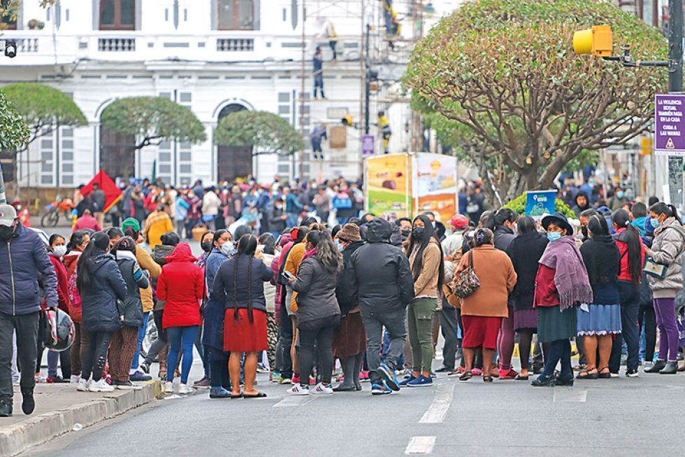 MOVILIZACIÓN. La toma de oficinas municipales protagonizada por los padres de familia, ayer.