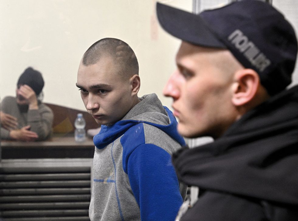 JUICIO. El soldado ruso Vadim Shishimarin fue llevado a la diminuta sala del tribunal de Kiev esposado, flanqueado por guardias fuertemente armados.