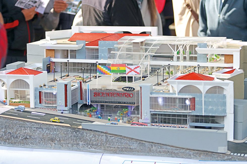 EXPOSICIÓN. Los comerciantes del Mercado Negro presentaron la maqueta y el proyecto,