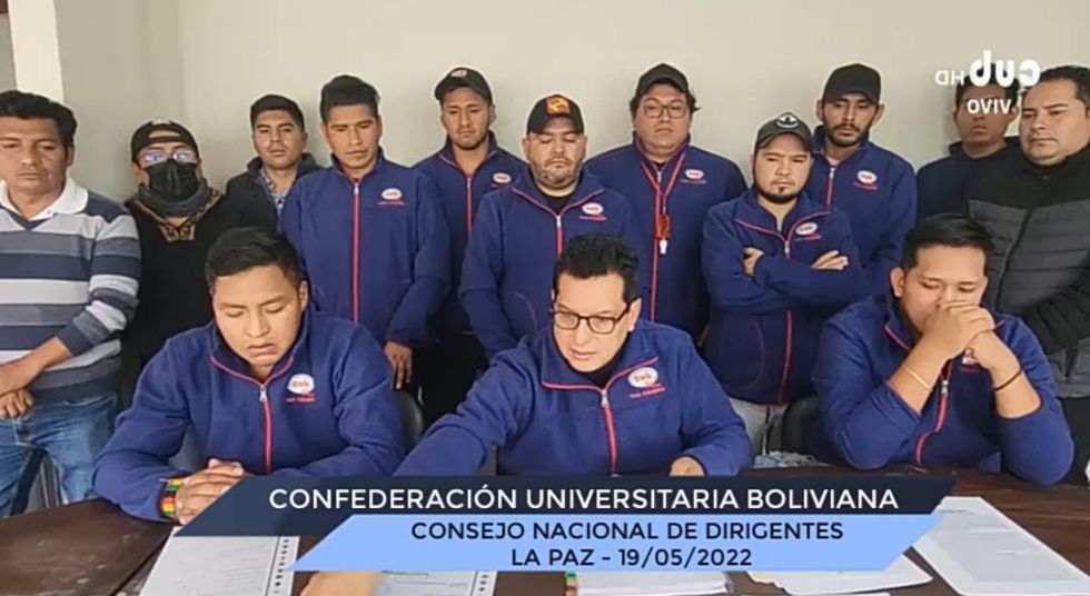 El dirigente universitario Max Mendoza rodeado de universitarios afines la noche del jueves.