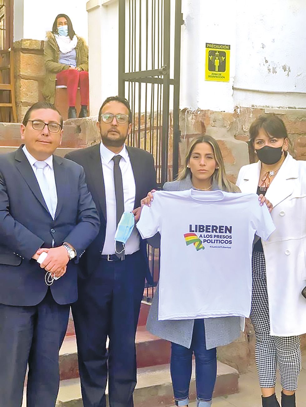 RECLAMO. Carolina Ribera y sus abogados en el TCP ayer, cuando entregaban una nota.