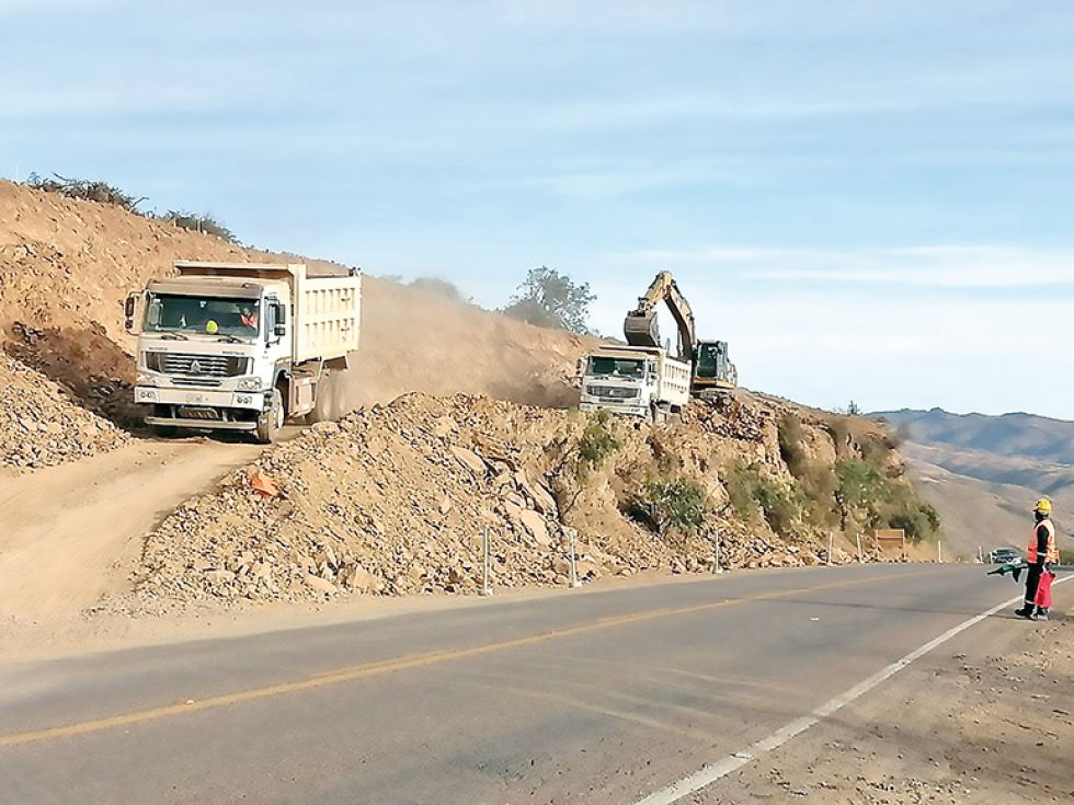 OBRA. La construcción de la Doble Vía Sucre - Yamparáez se encuentra por inmediaciones de Qhochis.