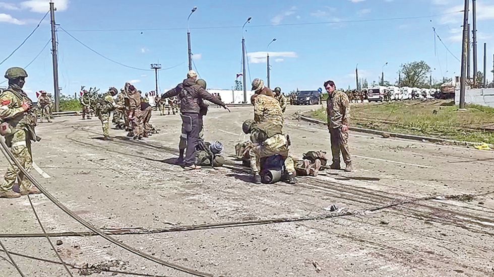 RENDICIÓN. Soldados ucranianos mientras son registrados después de salir de la planta siderúrgica Azovstal.