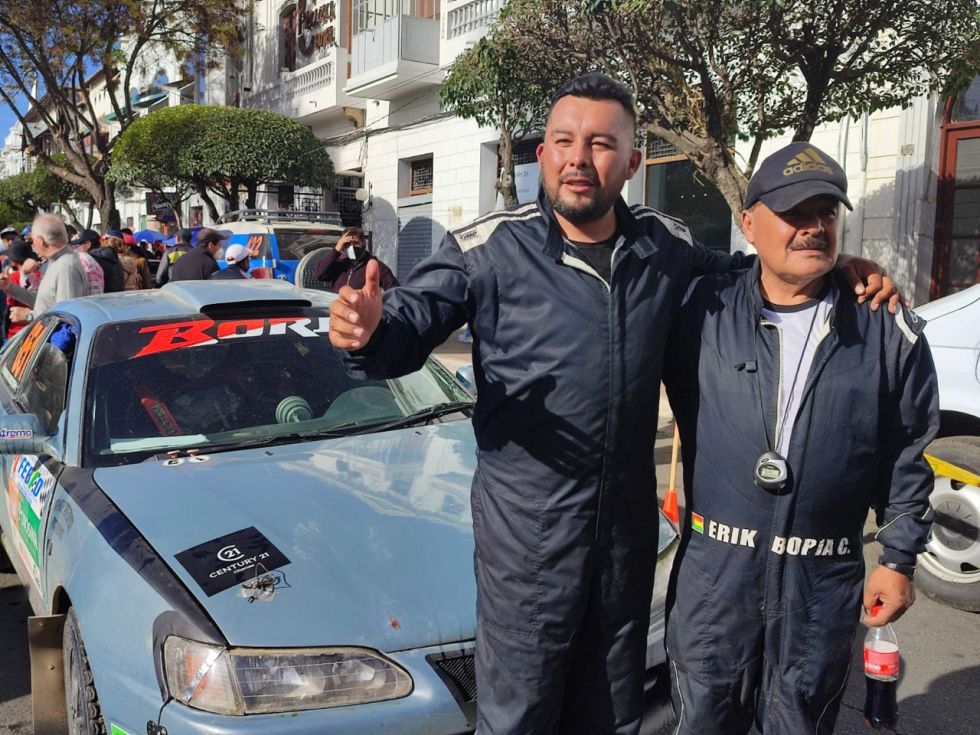 Padre e hijo, luego de ganar la manga 1 de su categoría este sábado.