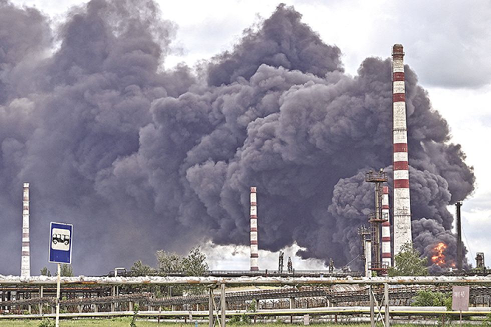 UCRANIA. Fuerzas rusas atacaron ayer una refinería de petróleo en la región oriental de Donbas.