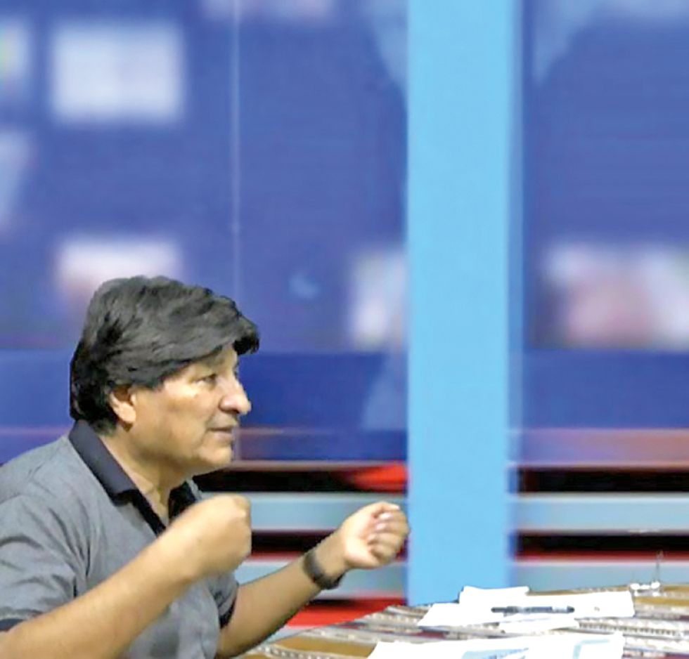 RADIO. El jefe del MAS, Evo Morales, la mañana de ayer, en su programa de Kawsachun Coca.