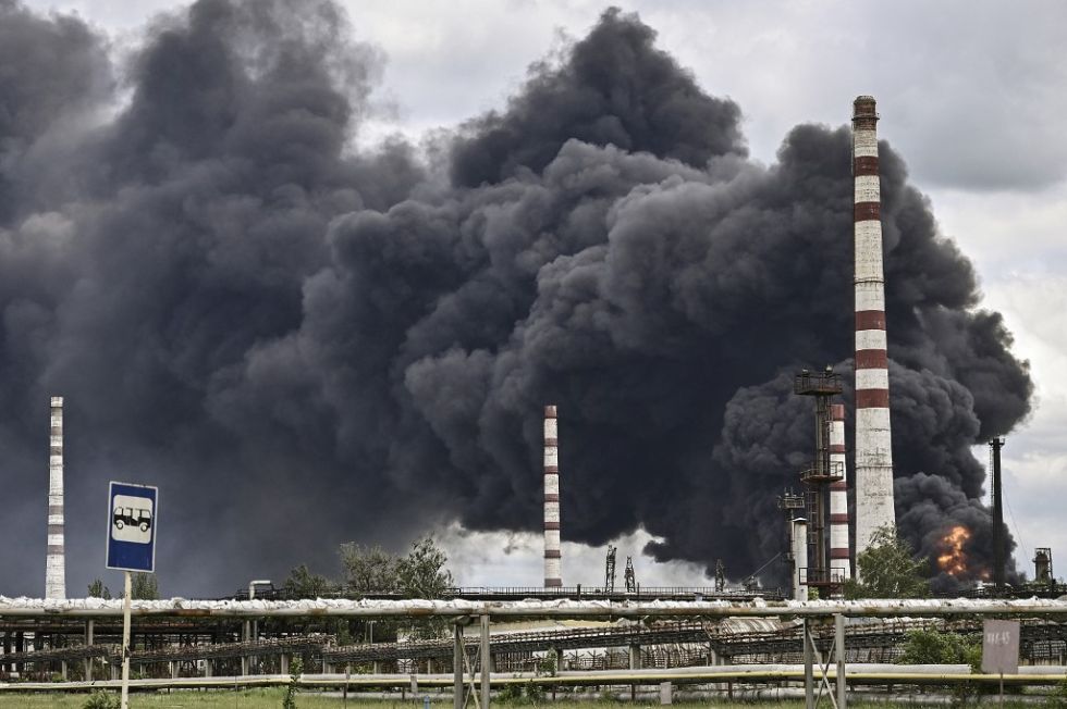 El humo sale de una refinería de petróleo después de un ataque en las afueras de la ciudad de Lysychansk, en Ucrania.