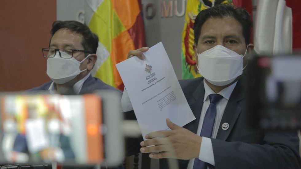 El viceministro Álvaro Terrazas (i) y el ministro de Salud, Jeyson Auza, en conferencia de prensa.