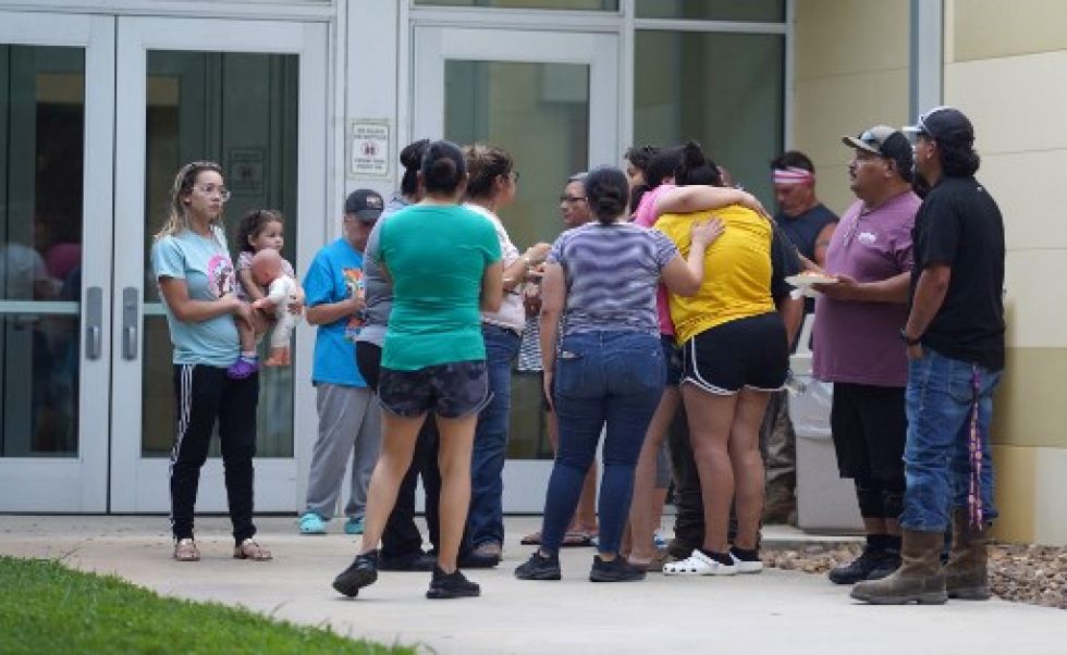 Las familias se reúnen y se abrazan afuera del Centro Cívico Willie de Leon, tras el asesinato de los niños.
