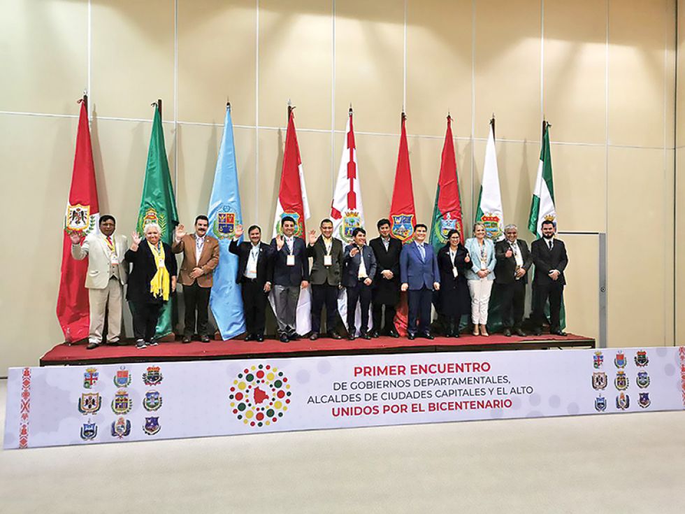 CUMBRE. Los gobernadores y alcaldes tras su encuentro en el Centro Internacional de Convenciones y Cultura de Sucre.
