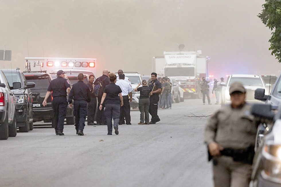 ATAQUE. Las fuerzas del orden trabajan en la escena después de un tiroteo masivo en la Escuela Primaria Robb en Uvalde, Texas.