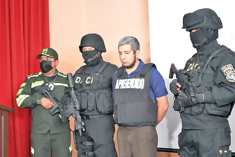 ACUSADO. El presunto feminicida fue presentado anoche en la Policía, en Sucre.