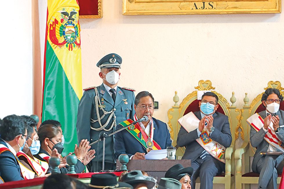 ACTO. El presidente Luis Arce junto al alcalde de Sucre, Enrique Leaño, y el presidente del Concejo Municipal de Sucre, Oscar Sandi.