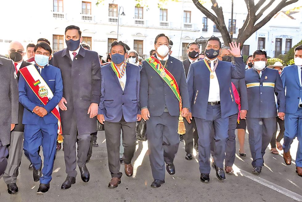 DESFILE. Uno de los pocos momentos en que coincidieron el gobernador Damián Condori y el presidente Luis Arce.