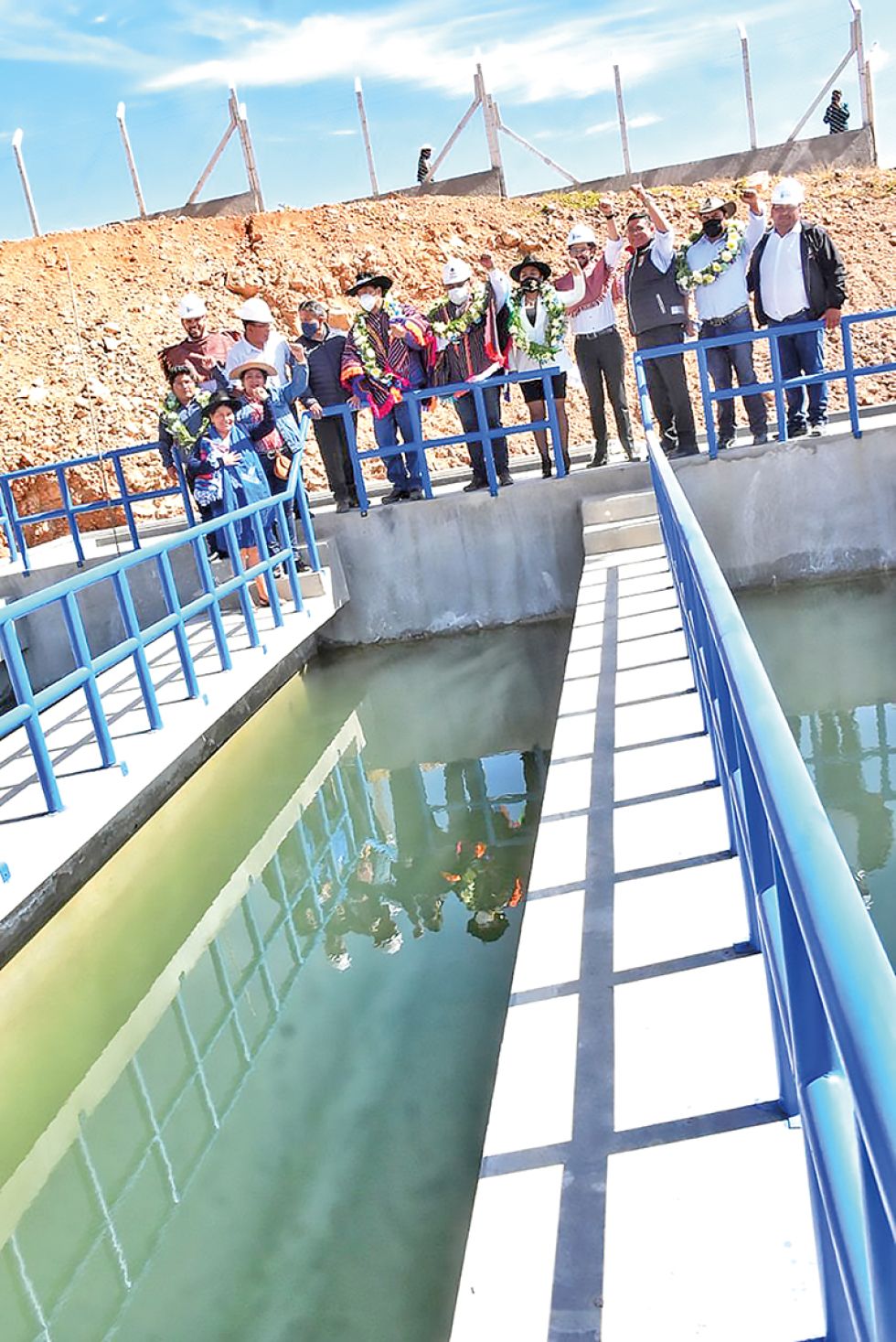 INAUGURACIÓN. El presiente Luis Arce junto a otras autoridades inspeccionó la planta potabilizadora de agua potable en la zona de Los Ángeles.