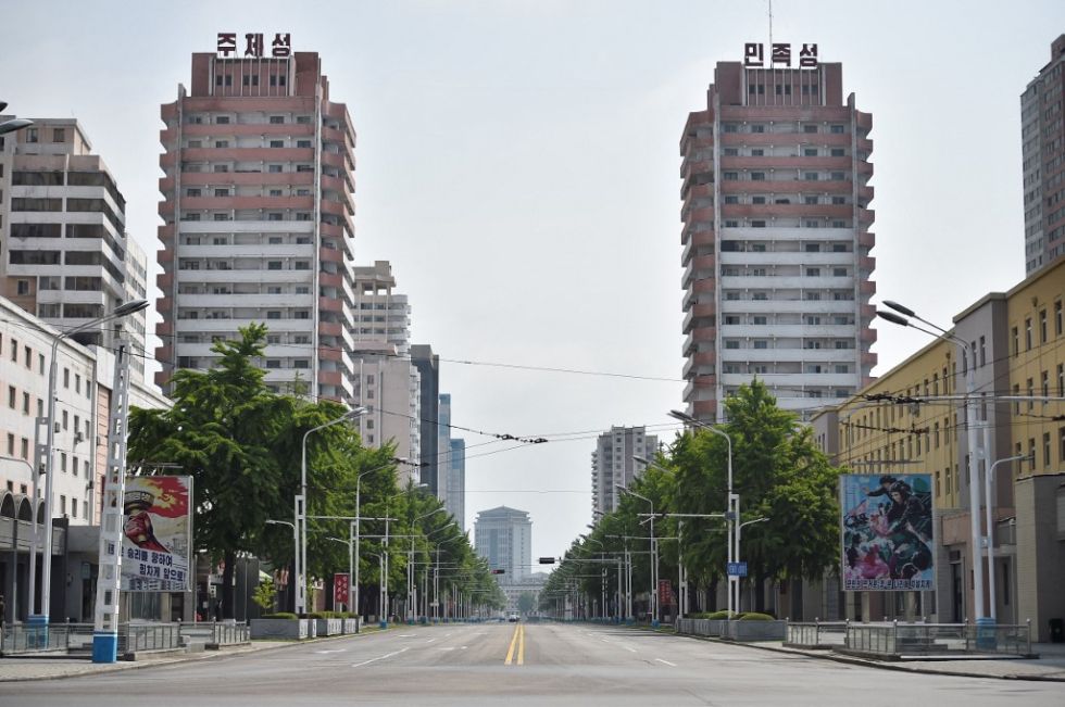 Calles vacías cerca de la estación de tren de Pyongyang mientras la gente se mantiene alejada debido a un confinamiento por covid-19.