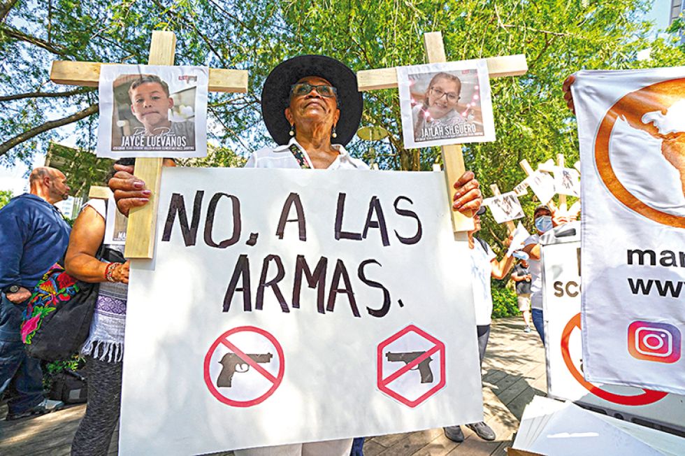 Activistas por los derechos de las armas protestan frente a la Reunión Anual de la Asociación Nacional del Rifle, el viernes, en el Centro de Convenciones George R. Brown.