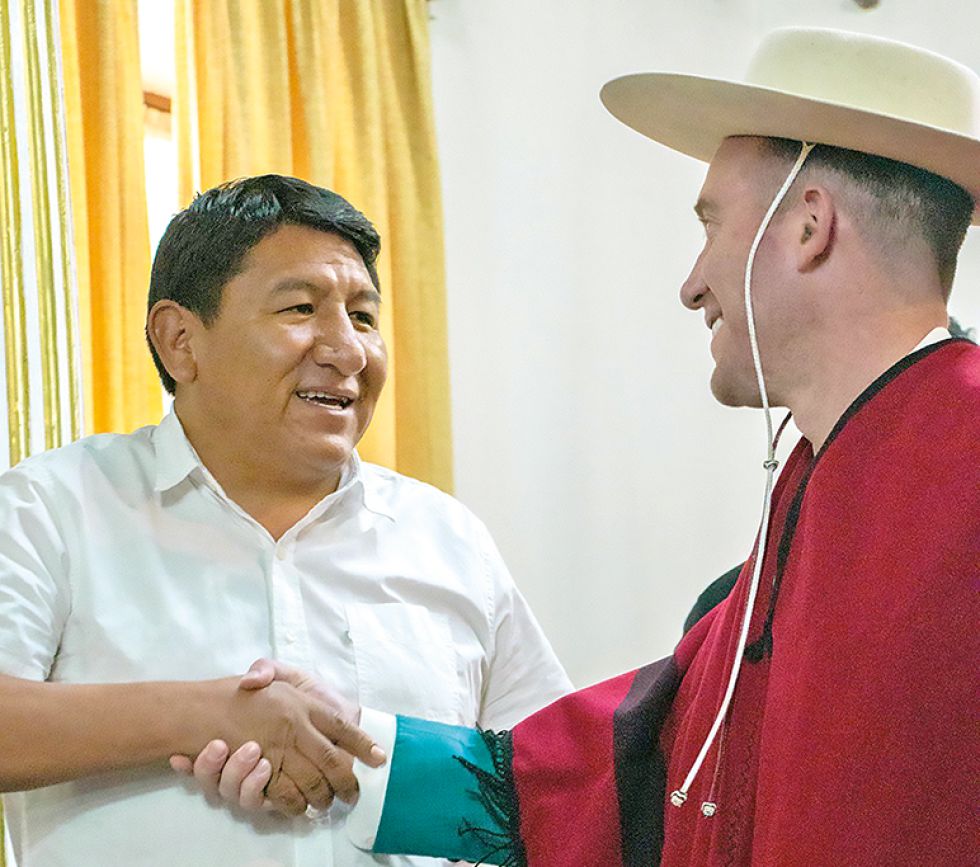 POTOSÍ. El gobernador Mamani y el presidente de EnergyX, que anunció la entrega de $us 100 mil.