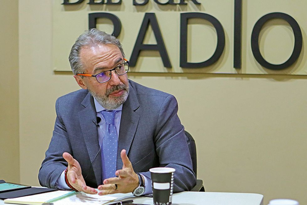ENTREVISTA. El vocero presidencial Jorge Richter en los estudios de Correo del Sur Radio FM 90.1.