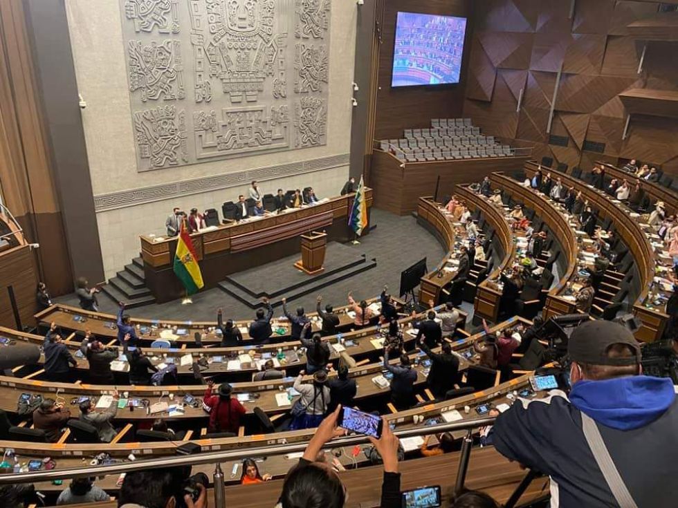 El momento de la votación en la Asamblea Legislativa, que salvó a Del Castillo de la censura.