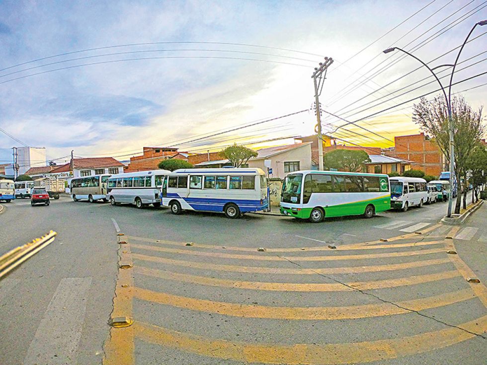 ESCASEZ. Unidades de transporte público encolumnados en cercanías de una distribuidora de combustible en Sucre.