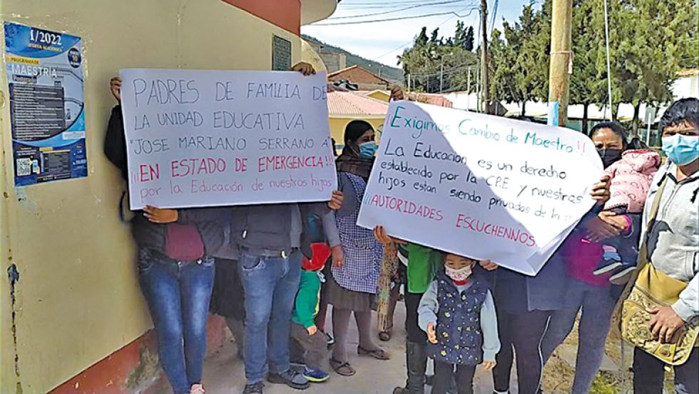 MOVILIZACIÓN. Padres de familia de la unidad educativa José Mariano Serrano A, ayer.