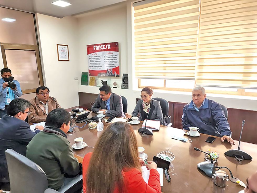 JUNTA. La reunión que sostuvieron ayer las tres copropietarias públicas de la factoría.