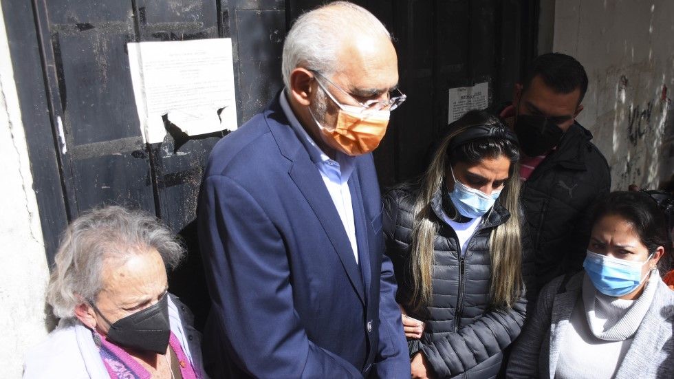 El exmadatario Carlos Mesa cuando intentó visitar a la expresidenta Jeanine Áñez en la cárcel.