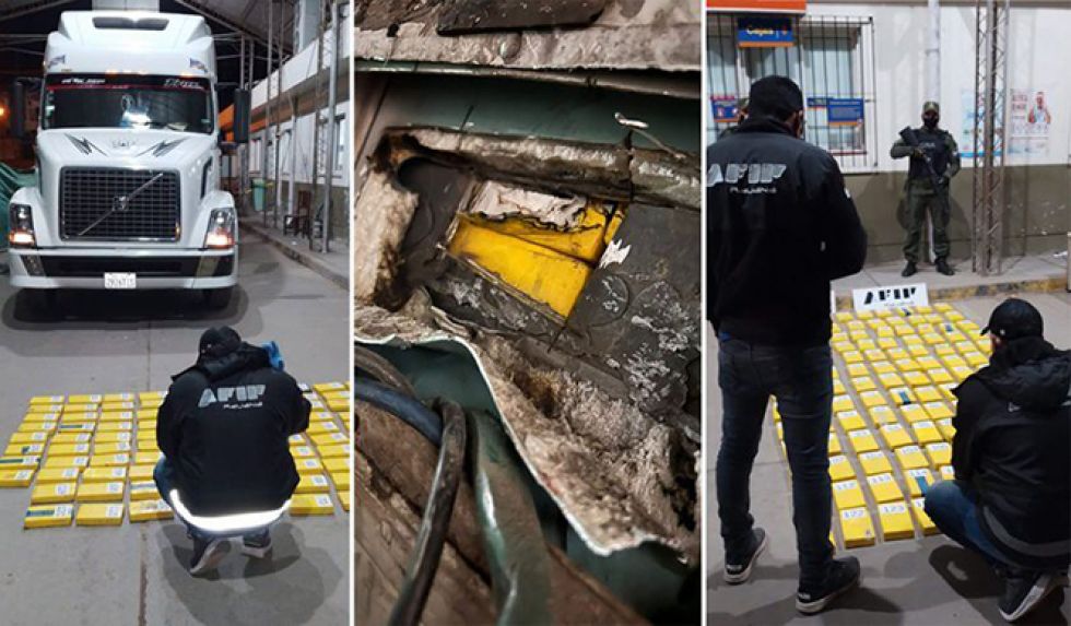 OPERATIVO. La cocaína decomisada y el camión secuestrado en la frontera boliviano-argentina.