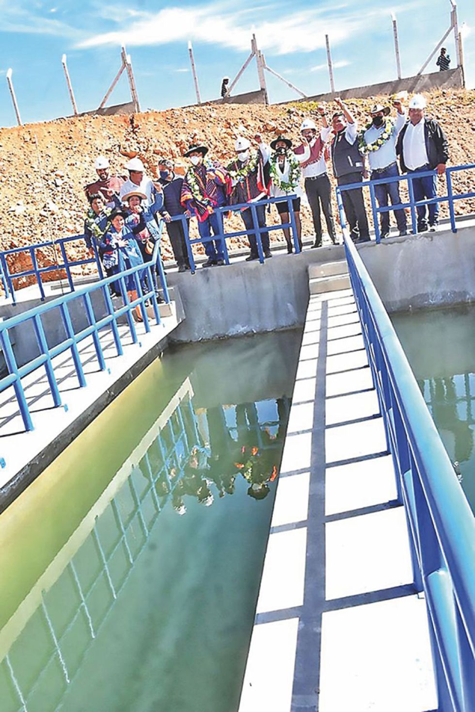 MAYO. Autoridades nacionales y locales en la inauguración de la nueva planta de agua.