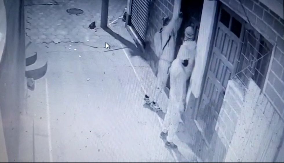 Una cámara de vigilancia captó el momento en el que los ladrones intentan abrir la puerta.