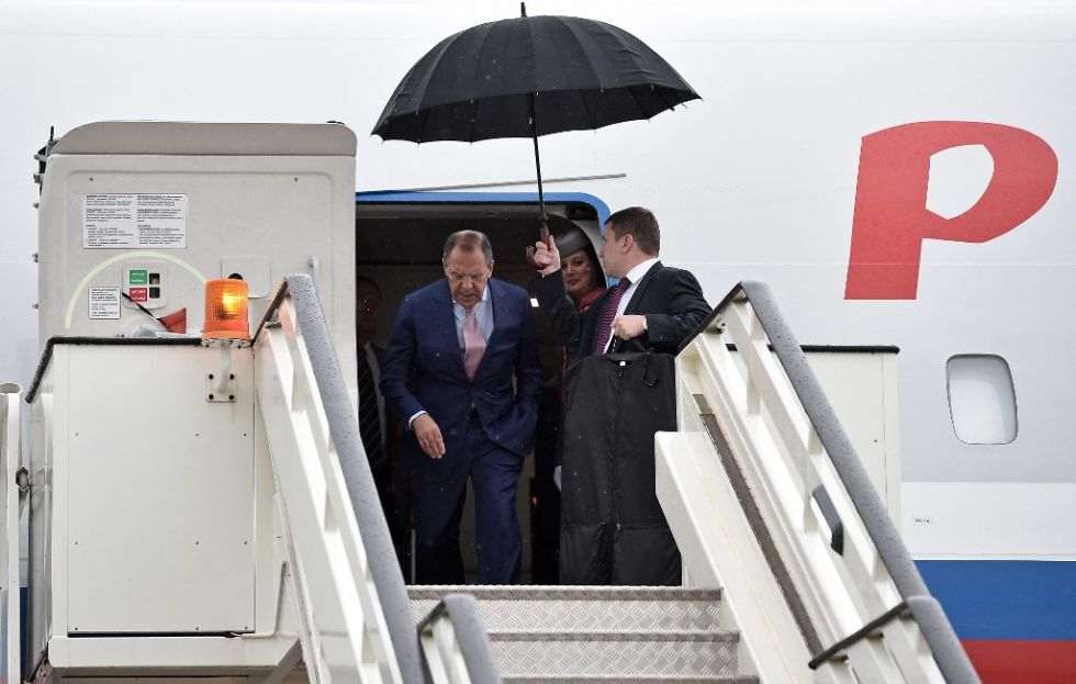 El ministro de Relaciones Exteriores de Rusia, Sergei Lavrov, baja del avión en el aeropuerto de Belgrado en Serbia, en 2014.