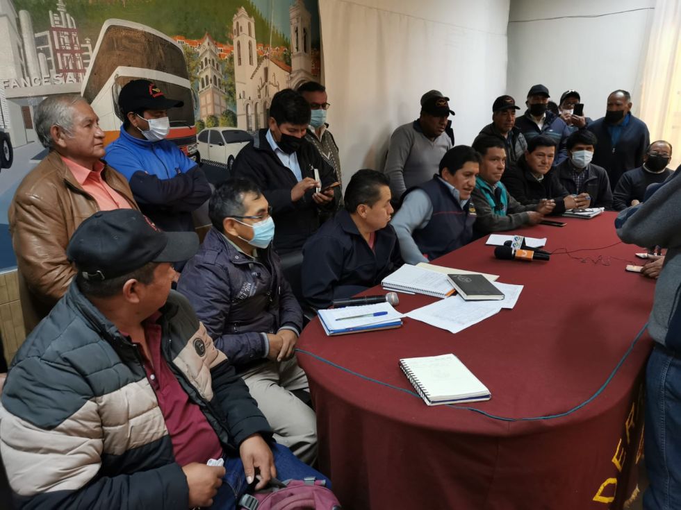Los dirigentes del transporte brindaron este lunes una conferencia de prensa.