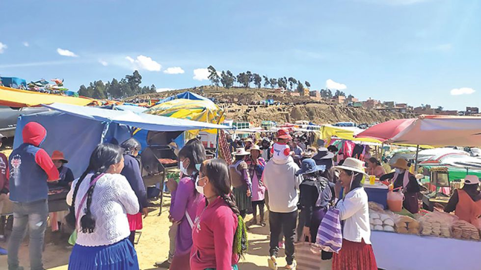 AFLUENCIA. Una parte de la Feria del Espíritu.Santo de ayer, en el barrio Betania.